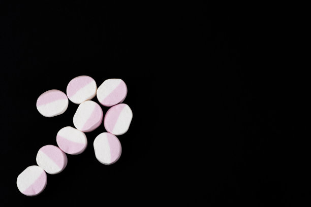 黑色背景下的棉花糖箭头。特写镜头图片下载