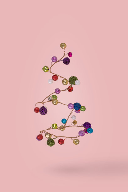 用粉红色背景上五颜六色的球做成圣诞树的创意。图片下载