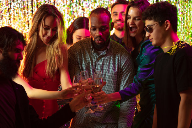 快乐的年轻朋友们一起闲逛，在俱乐部跳舞，开派对图片下载