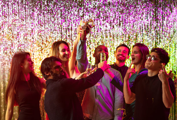 快乐的年轻朋友们一起闲逛，在俱乐部跳舞，开派对图片下载