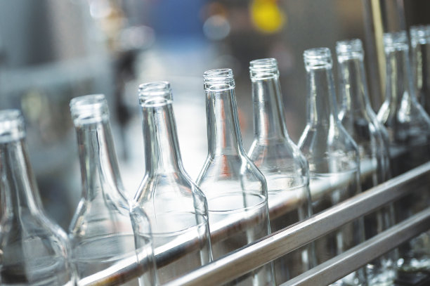 一排装满昂贵酒精饮料的玻璃瓶图片下载