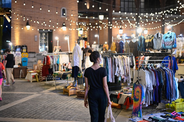 在泰国北部的清迈夜市购物的年轻妇女系列照片图片下载