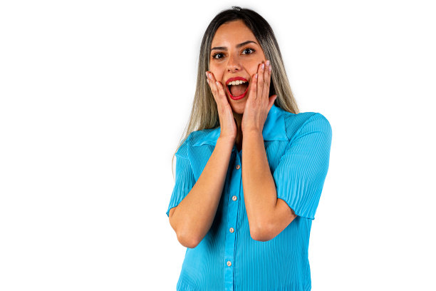 一幅美丽的年轻女子的肖像，红唇，双手放在脸颊上，脸上带着惊讶的表情。图片下载