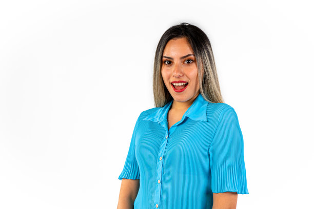 一个美丽的年轻女子的肖像，脸上带着惊讶的表情。图片下载