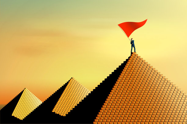 男子手持红旗在金字塔顶端宣布胜利。三维渲染图片下载