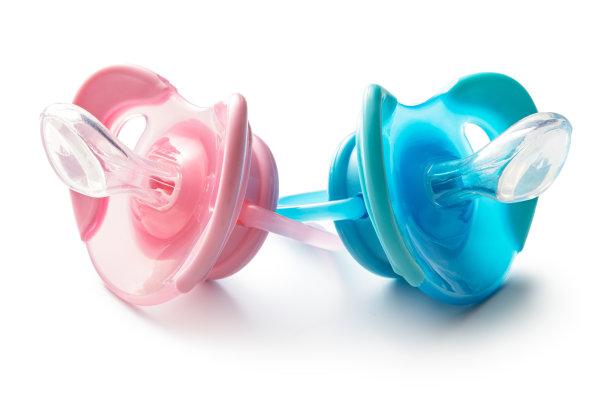 婴儿用品:隔离在白色背景上的安抚奶嘴图片下载