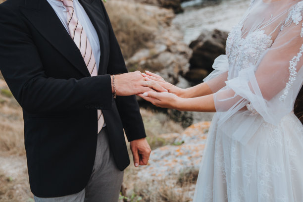 女人牵着男人的手，两个恋人之间美丽浪漫的瞬间图片下载