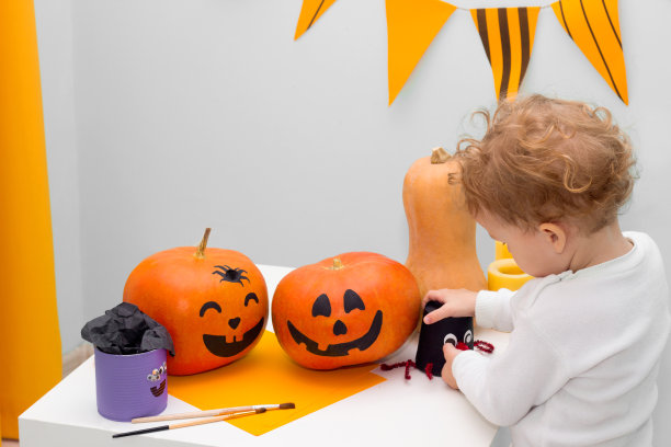 万圣节室内活动孩子手工。幼儿制作手工装饰。重用的概念图片下载