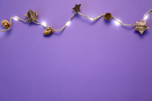 圣诞彩灯与圣诞装饰在柔和的彩色背景图片下载