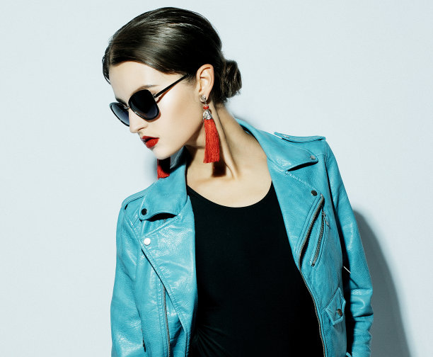 年轻的时尚模特在工作室里摆姿势，白色背景，奢华风格的特写图片下载