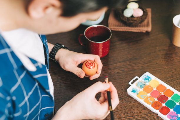 复活节。成人画蛋图片下载