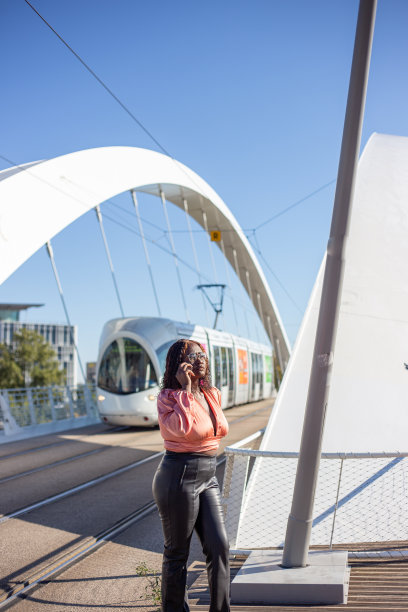 漂亮的年轻混血非裔美国人，时髦的视频博主，在里昂市留着非洲式发型的女人图片下载