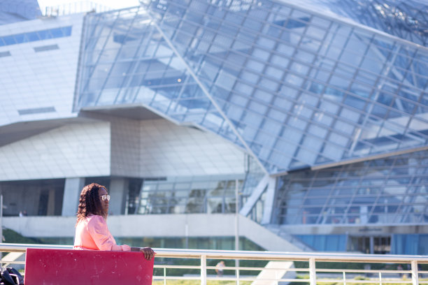 漂亮的年轻混血非裔美国人，时髦的视频博主，在里昂市留着非洲式发型的女人图片下载