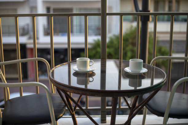 早上在酒店阳台上喝两杯酒，带着好嘴，旅行图片下载