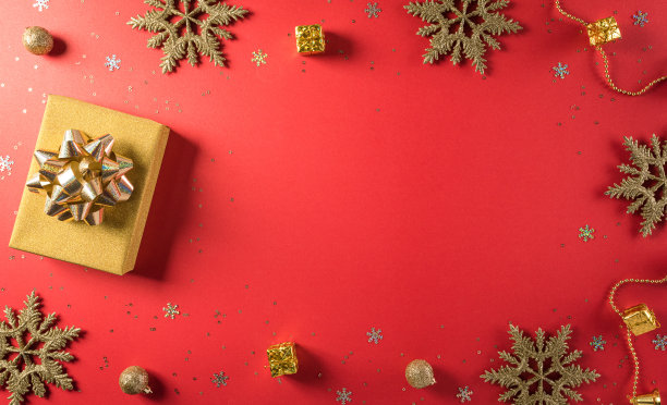 中国网上购物，双十一光棍节销售概念。顶视图的金色圣诞礼品盒与丝带在红色背景与复制空间。图片下载