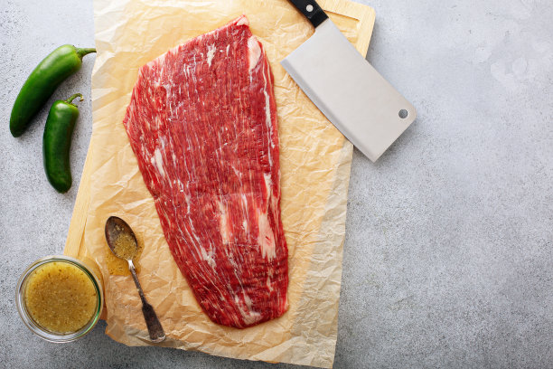 切肉板上的生牛腩排图片下载