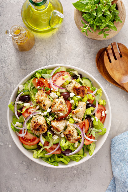 希腊沙拉配油醋沙司和烤鸡图片下载