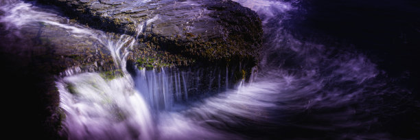 雾海瀑布海景。速度运动照片的水从岩石下落在香格里拉风格的设置。弯曲的波浪线旋转成白光。全景特写与空间的文字或设计。图片下载