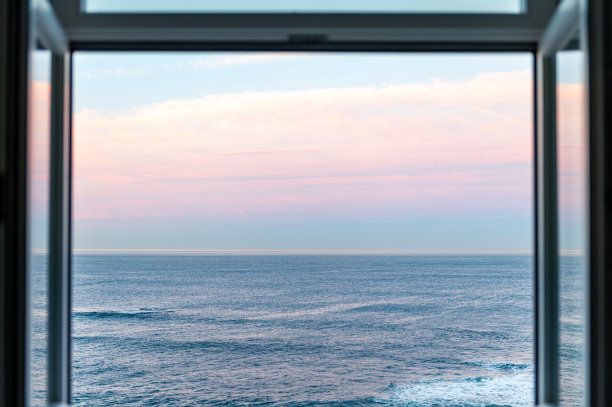 大西洋的日出透过敞开的窗户图片下载