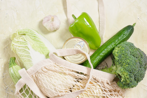 新鲜蔬菜装环保可重复使用的购物袋。零浪费生活方式无塑料概念健康食品装网袋图片下载