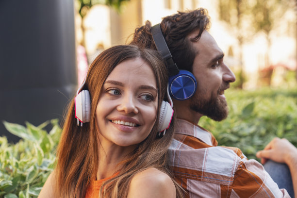 这对夫妇正在散步图片下载