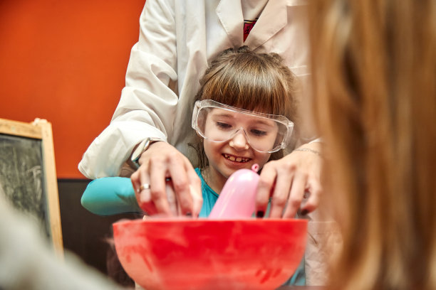 给孩子们看化学表演。教授用液氮对小女孩进行了化学实验图片下载