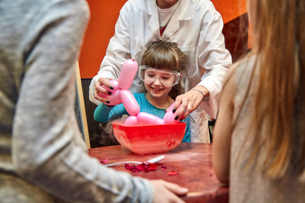 给孩子们看化学表演。教授用液氮对小女孩进行了化学实验图片下载