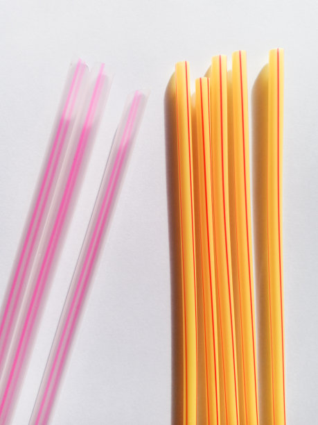 白色背景上的塑料吸管图片下载