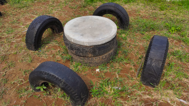 一张户外公园照片上的桌子和椅子图片下载