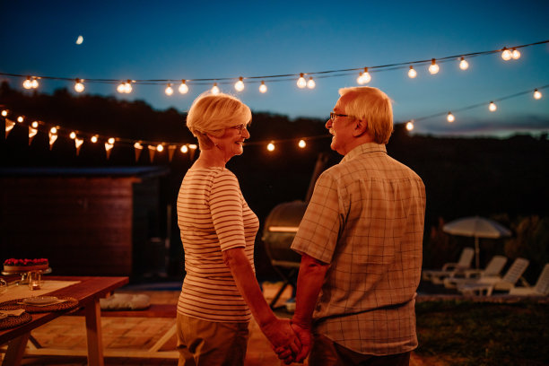 老夫妇手牵着手，看着对方图片下载