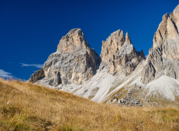 高高的岩石和草地上的草。秋天的风景。高分辨率照片。图片下载