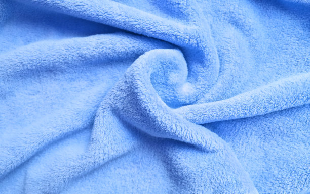 蓝色细腻柔软的长毛绒面料褶皱背景。副本的空间。平的。暖冬衣服的细节图片下载