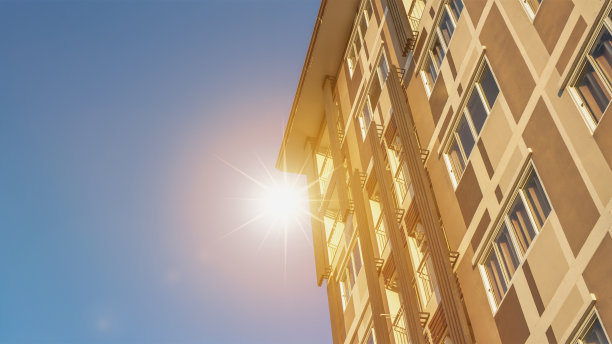 阳光明媚的现代公寓楼图片下载