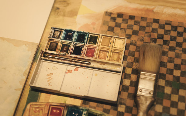 水彩调色板在桌子上的观点图片下载