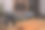 特写的香灯，木桌上的香，坐在垫子上练习瑜伽的女人图片下载