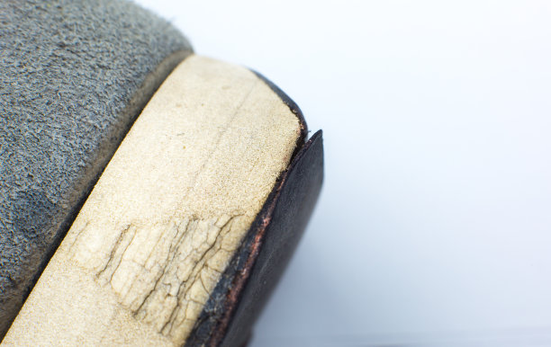 破旧的灰色皮革运动鞋。皮鞋。鞋修复的概念。图片下载