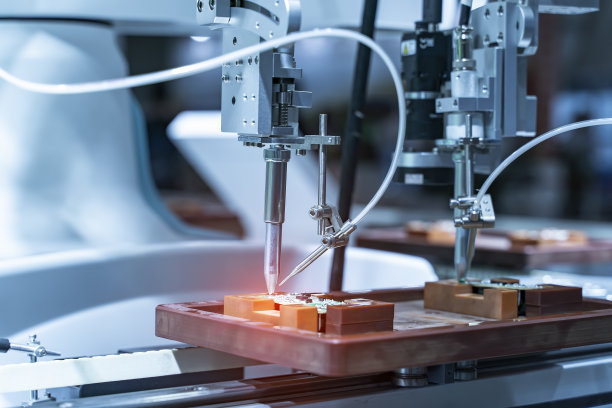 用于印刷电路板(PCB)组装机焊接或焊接零件的自动机器人图片下载