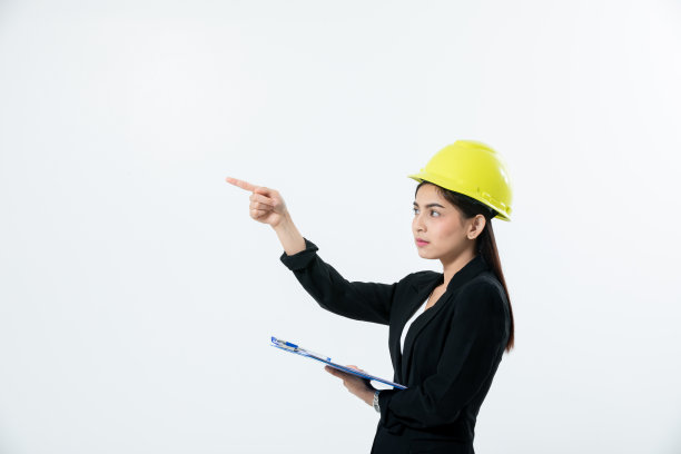 亚洲妇女工程检查和工作，拿着白色背景的蓝图图片下载
