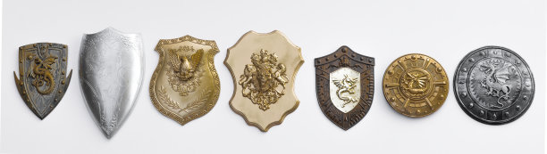 中世纪盾牌的收集孤立在白色的背景图片下载