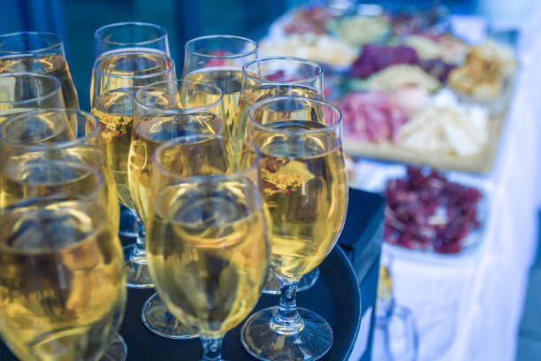 白色的藤蔓在桌子上。与白藤公司的商务活动。葡萄酒品尝。图片下载