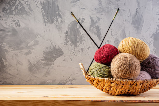 由天然羊毛制成的编织用纱线绞纱图片下载