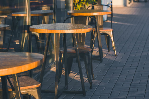 街上咖啡馆的桌椅图片下载
