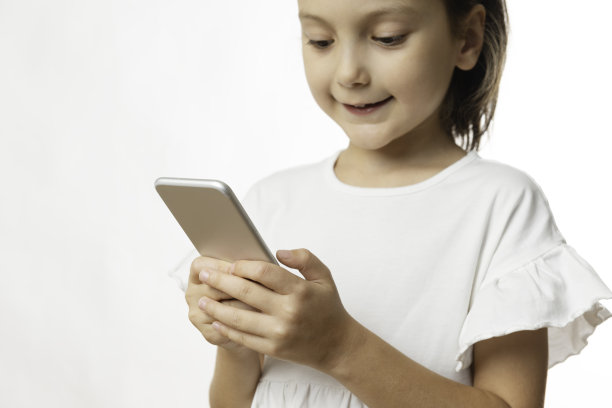 孩子在使用电话图片下载