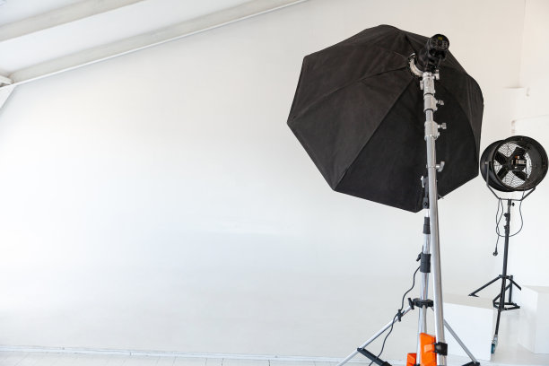 空照相馆与照明设备。摄影师工作场所内部与专业的工具组齿轮。闪光灯白色背景场景准备摄影棚拍摄。现代摄影工作室图片下载