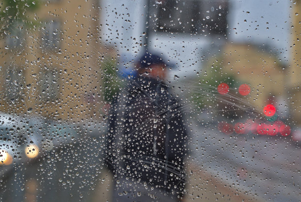 他在玻璃窗后面等着回家的公共汽车图片下载