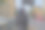 他在玻璃窗后面等着回家的公共汽车图片下载