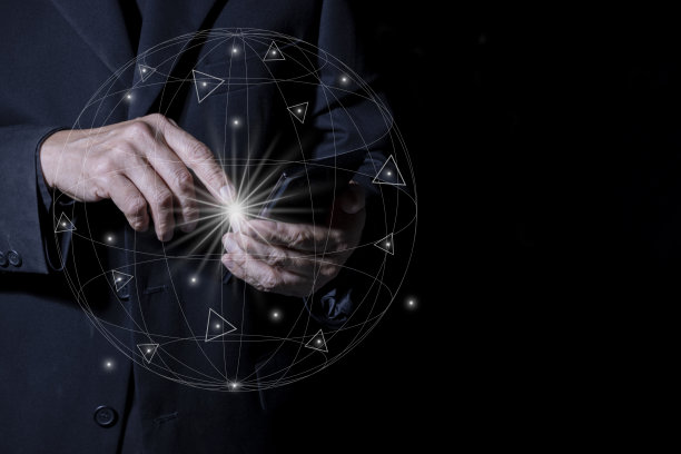 一位身着深色西装的商人正在用智能手机进行通讯。图片下载