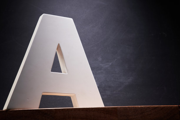 大写字母a对着黑板图片下载