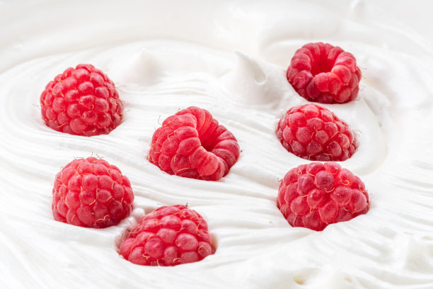 酸奶或奶油中的新鲜覆盆子。前视图。图片下载