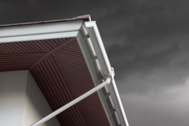 在阴雨季节，屋顶上有老旧的白色雨槽。图片下载